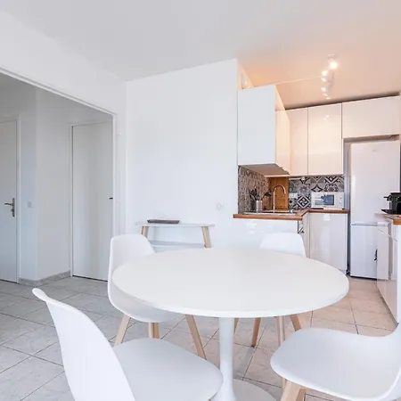 Апартаменты Contemporary In The Heart Of Juan Les Pins *
